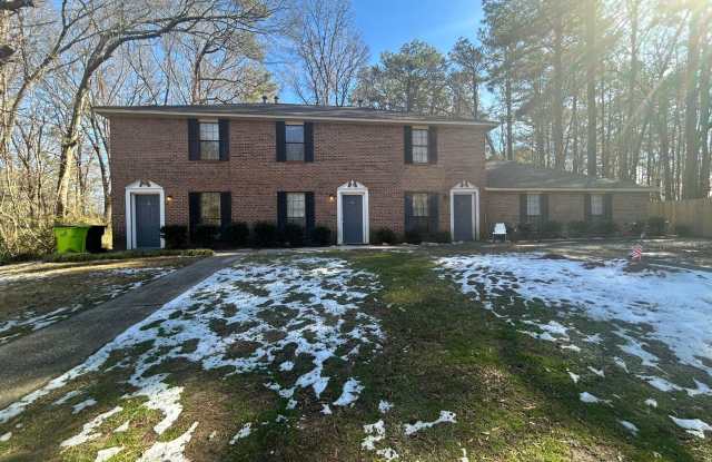 115C Meadowbrook Ct: 2BD, 1.5BA Duplex located in the heart of Fayetteville for rent! AVAILABLE APRIL 2025! Move in with NO SECURITY DEPOSIT!