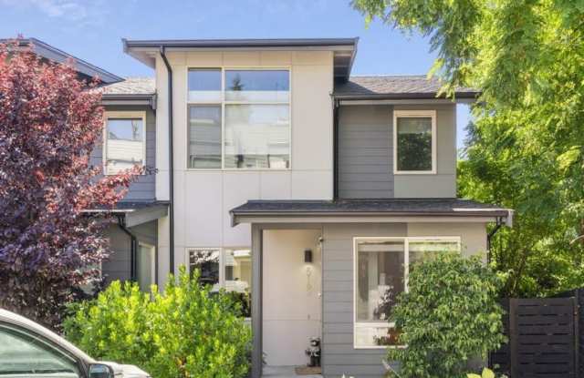 Photo of Modern  spacious 3bed/3bath with yard in Columbia City.