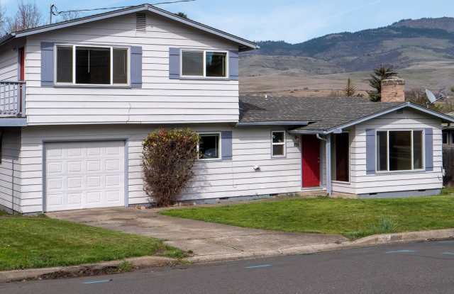 Four bedroom home with large yard! | Available Mid-May - 355 West Nevada Street, Ashland, OR 97520