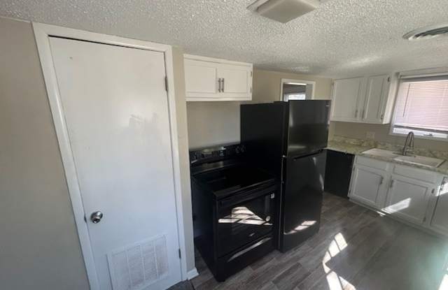 634 S Fountain - 2 Bedroom - 1 Bathroom - 1 Car Garage - $950