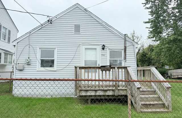 2 bed, 1 bath Seaford Home with a Private Yard!