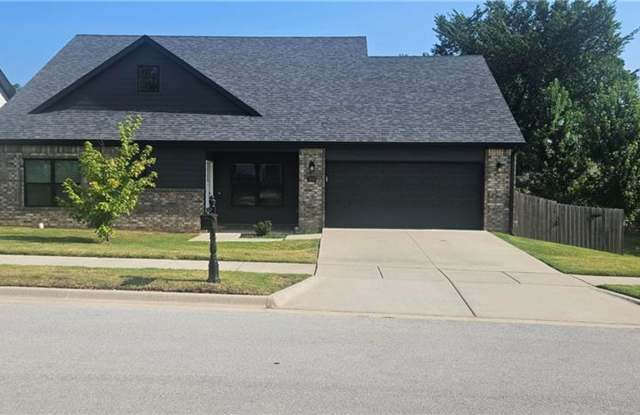 Nice Home in Farmington Close to Schools