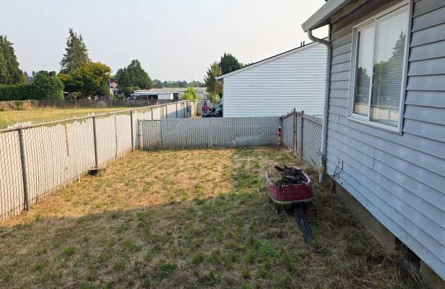 3 Bed, 2 Bath Townhouse Available!