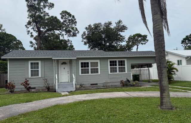 Annual 2 Bedroom + Den / 2 Bath Home – Sarasota, FL | $2,200 per month