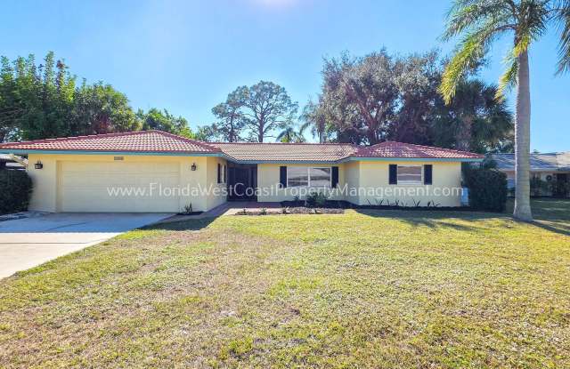 GULF GATE SARASOTA! OUTSTANDING 3 BEDROOM/2 BATH HOME WITH EXTRA LARGE YARD!