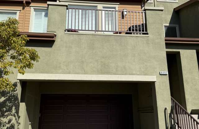 Stunning Tri-Level Townhouse with Bay Views!