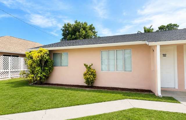 Updated 2 Bed / 1 Bath Duplex with Screened Lanai