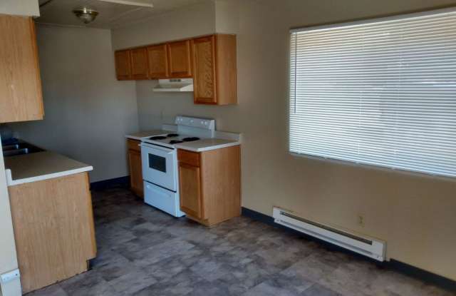 2 Bedroom, 1 Bath Apartment - Maverick Apartments - 220 North 4th Street, Klamath Falls, OR 97601