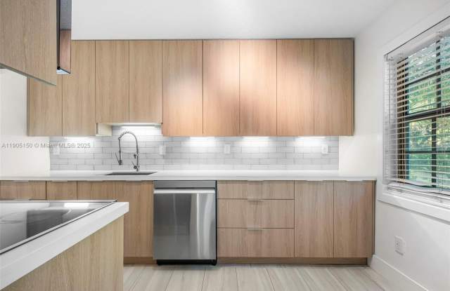 Photo of 815 NE 28th St