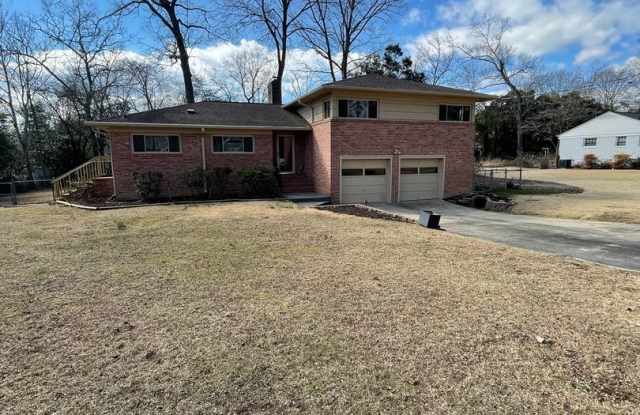 4 Bedroom home 2.5 Bath Edwards Road Area and Near Haywood Mall!!