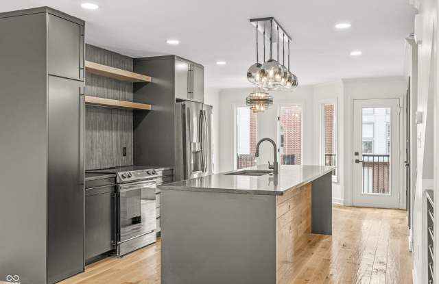 512 Lockerbie Circle N