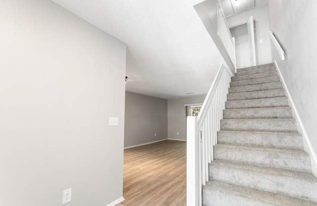 2bedroom 1.5 Bath Town home ** January Rent Free if Moved in by November 15th  REDUCED APP FEE TO $25***