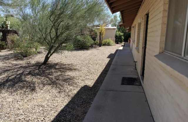 1609 N Louis Ln