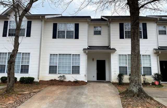 Introducing a charming 3 bedroom townhome in the desirable location of Hampton, GA.