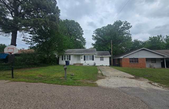 3 Bed 1 Bath Home in Shawnee!