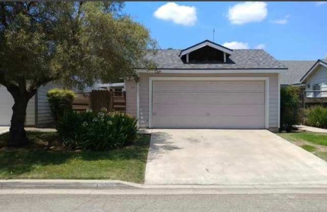 Single Family Home - 516 North Velie Court, Visalia, CA 93292