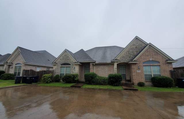 College Station - 3 Bedroom - 3 bath duplex with Fenced in Privacy Yard.