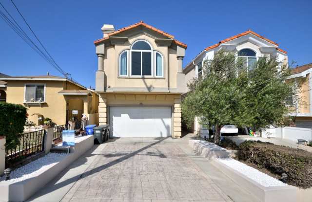 3 Bedroom Home in Coveted "Golden Hills"