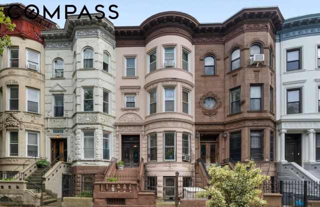 880 Park Place