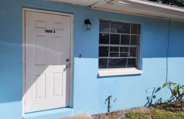 Updated Duplex Apartment in Central Gulfport!