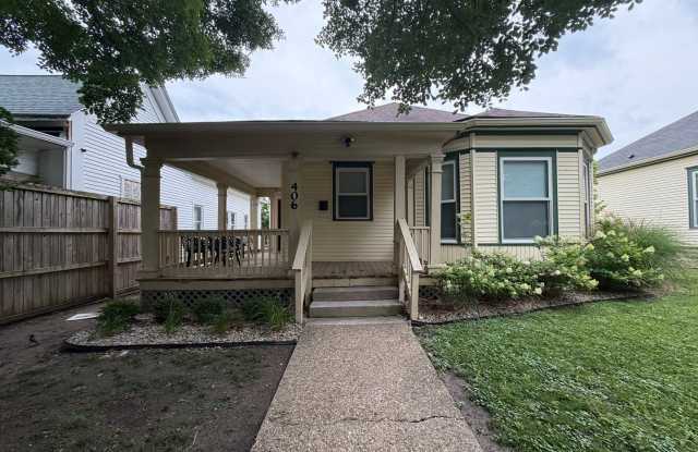 406 E 6th St - 4 Bed/4 Bath - Fully Furnished - Located Right By Kirkwood!
