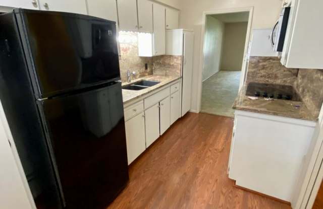 MOVE IN SPECIAL-NO RENT DUE UNTIL JANUARY 1, 2026 - 2 Bedroom 2 Bathroom in Central Phoenix
