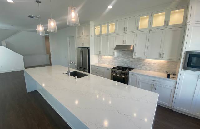 Modern Condo Living in the Heart of Alameda – Prime Location!