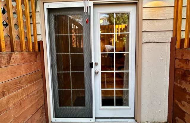 Spacious Garden-level Condo with Kitchenette in North Boulder