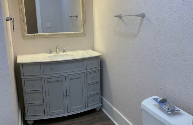 2 Bed/2 Bath- Newly Renovated!!