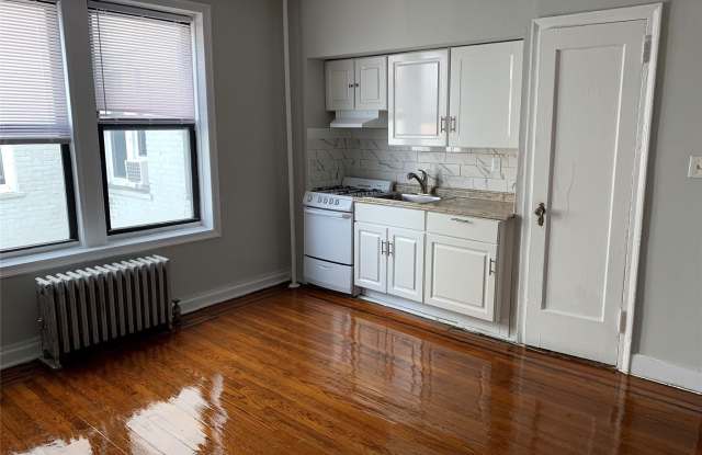 Photo of 215 E Broadway