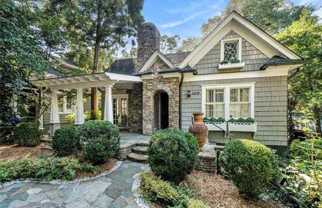 Photo of 2378 Glenwood Drive NE