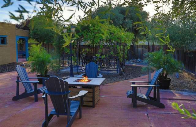 Garcia House: Fully Furnished, Wonderful Hot Tub, Spacious Fenced Outdoor Area, Pet-Friendly too!