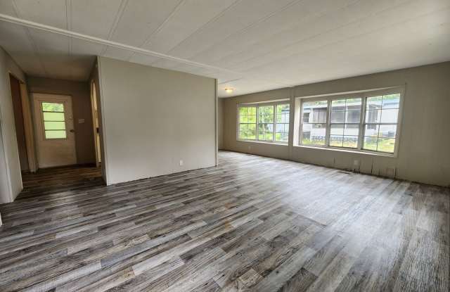 Photo of 2 Bed 2 Bath Screened porch 654 SE 128th Ave. Silver Springs, FL 34488