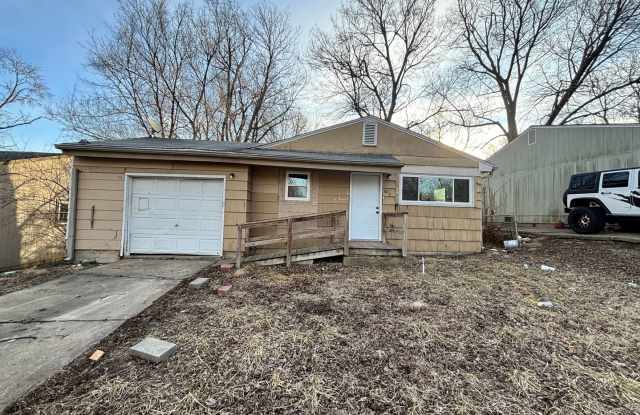 3 bed 1 bath house with garage