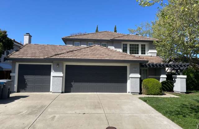 Large 5 Bedroom Home in Mace Ranch