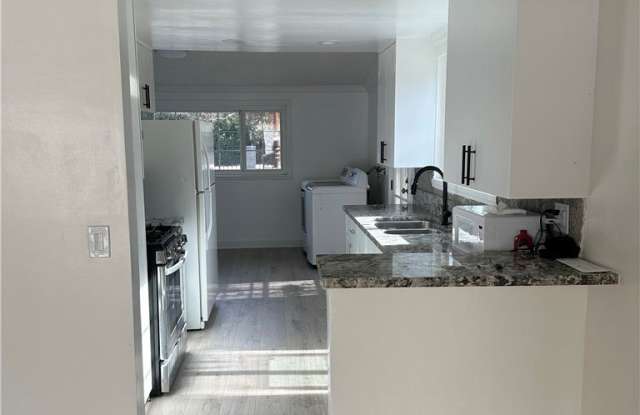 9511 Hayvenhurst Alley