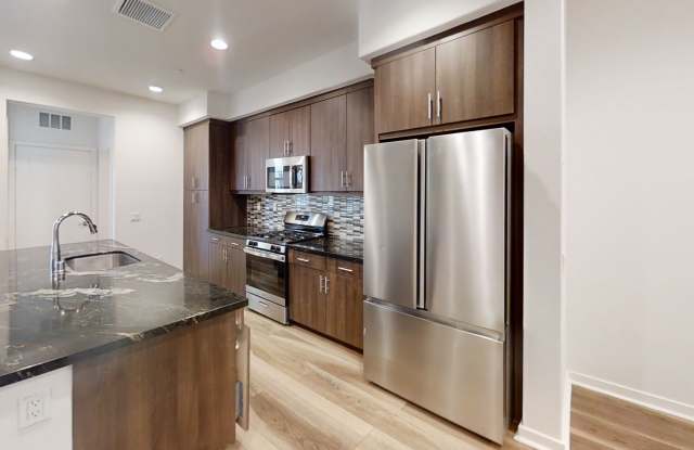 Modern Tri-Level Townhome Near Disneyland with Rooftop Patio