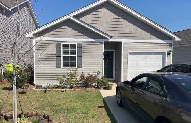 Wonderful Four Bedroom Home! Close to Ft. Jackson!