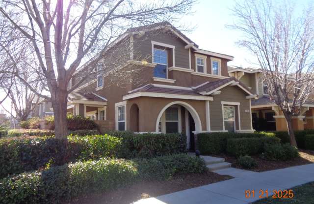 3 Bedroom Townhouse in the Gated Vineyards Community