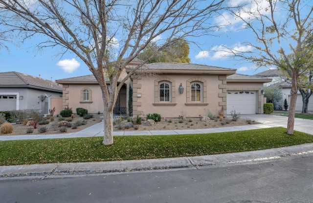 Queensridge Beauty - 5 bedroom on a 1/4+ acre lot