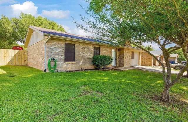 1414 W Torrey Street - 1414 West Torrey Street, Granbury, TX 76048