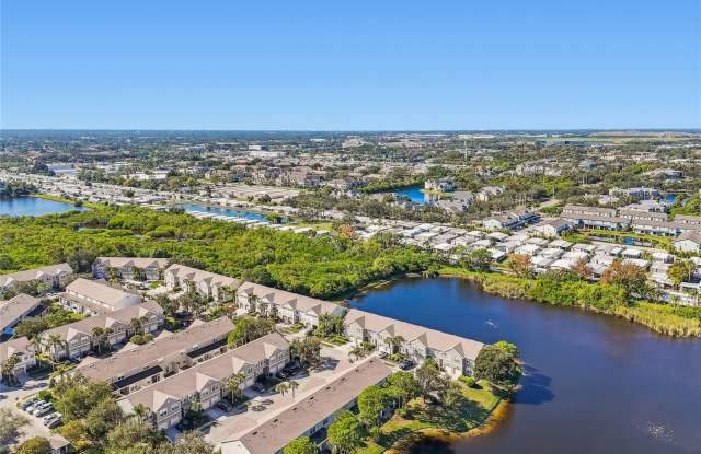 571 SHOREHAM COURT NE