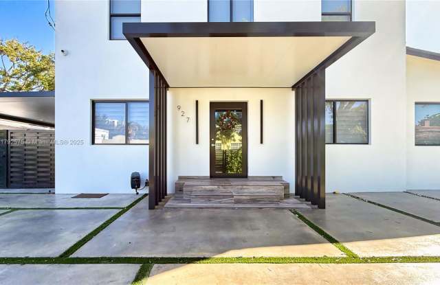 Photo of 927 Southwest 18th Avenue