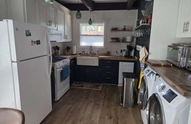 Quiet furnished cabin for ski lease