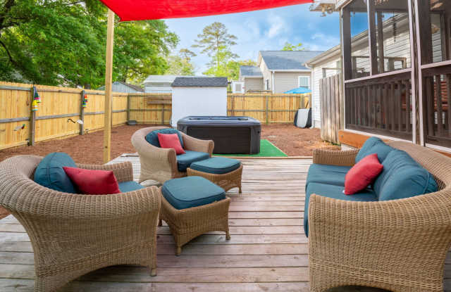 HOT TUB ANYONE? THIS OFF-SEASON RENTAL IS AVAILABLE FOR A LIMITED TIME