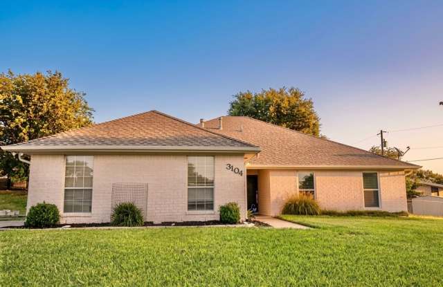 3104 Valley Oaks Cir