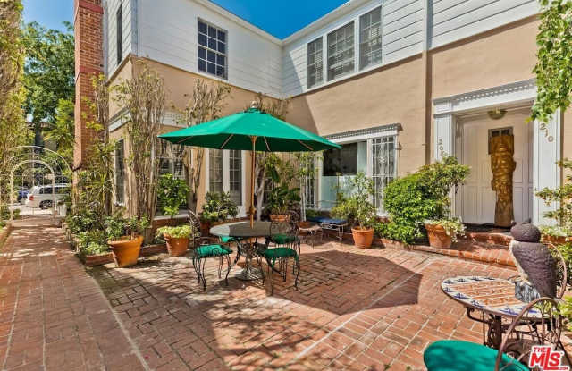 208 1/2 El Camino Dr