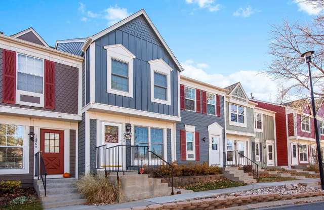 Charming 2 bedroom townhome with cute backyard!