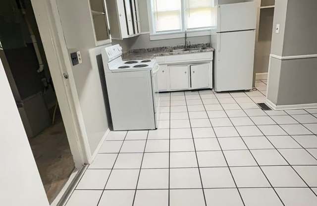 2918 S Vine St - Cozy 2 Bedroom Home with Plank flooring and a Garage & Fenced Yard!
