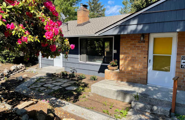 Spacious 4 bedroom, 2 bath Home in Northgate!